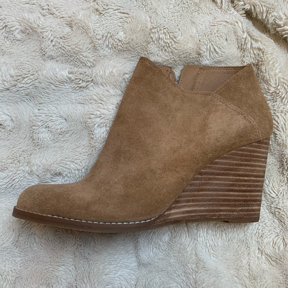 Brand New Lucky Brand Tan Booties. Size 10.